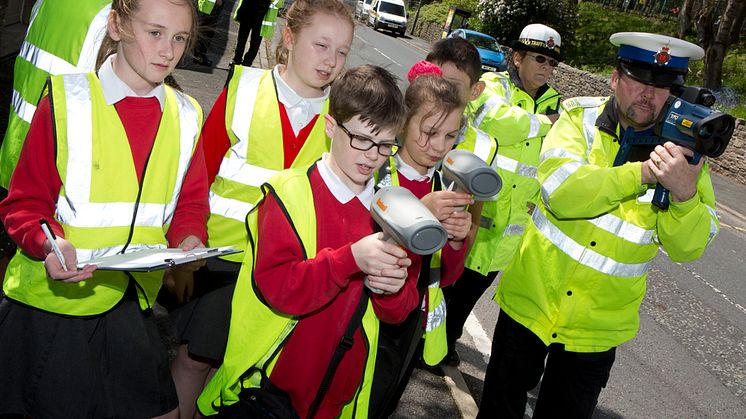 Primary school pupils give drivers a lesson in safety