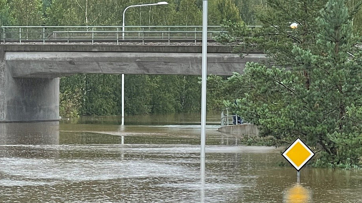 Källviksbron i Falun under höstens skyfall. Foto: Falu kommun