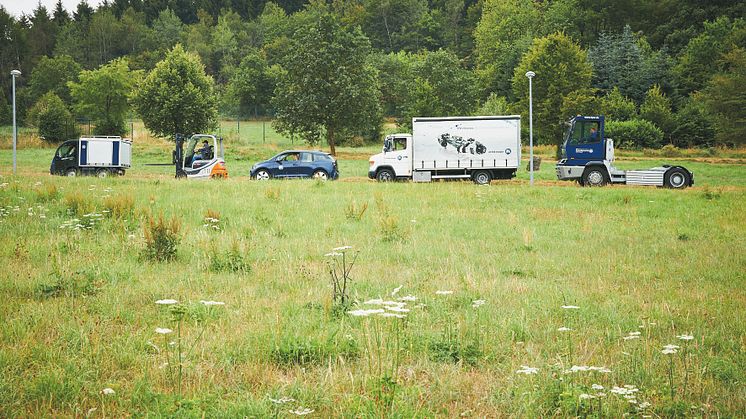 Even with heavy factory traffic, the rumbling diesel noise is becoming increasingly rare at BPW in Wiehl as more and more electric forklifts, transporters, company cars and even two mighty 40-ton trucks whizz silently across the premises. 