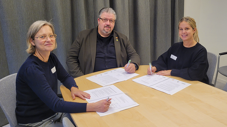 Från vänster syns Cecilia Persson, verksamhetschef på Vårdcentralen Svalöv, Teddy Nilsson (SD) kommunstyrelsens ordförande och Anna Nilsson, lokalpolisområdeschef för Lokalpolisområde Klippan.