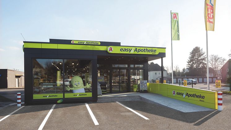Die easy Apotheke in Moers ist ein Modulbau, den Algeco bei Bedarf schnell und einfach erweitern oder auch komplett umziehen kann. Dass das Gebäude so flexibel ist, ist weder von innen noch von außen zu erkennen. 