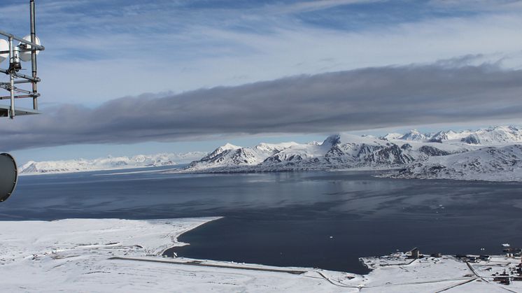 Utsikten fra Zeppelinobservatoriet på Svalbard. Her er det målt nye rekordnivåer av klimagasser også i 2018. Foto: Are Bäcklund, NILU