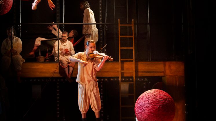Satyagraha på Folkoperan i samarbete med Cirkus Cirkör