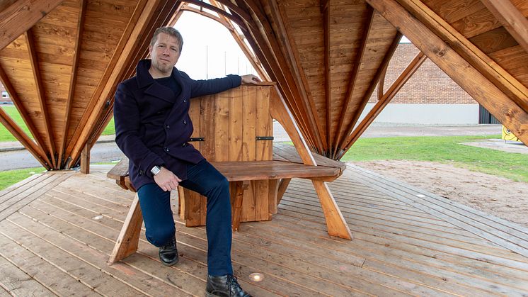 Skulptören Leonard Anton har skapat den nya skulpturen som ska placeras i en rondell i Klippan. På bild sitter han vid Fjärilshuset, ett konstverk han skapat som finns i aktivitetsparken utanför Sågen i centrala Klippan.