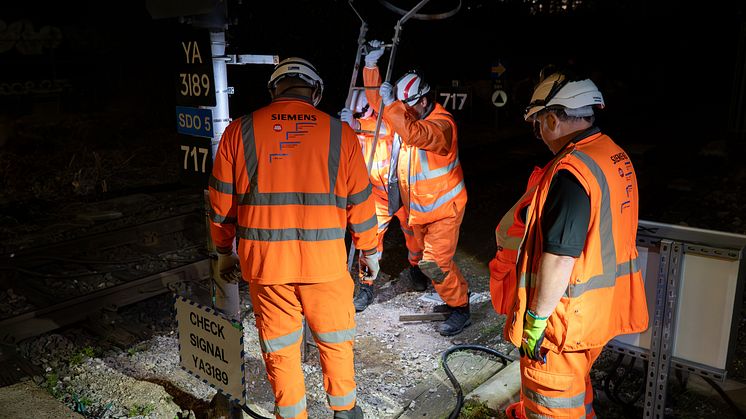 Removing signal at Drayton Park 1.jpg