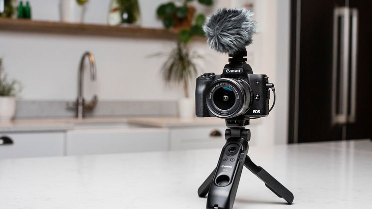 EOS M50 Mark II-Black-Ambient-Matt-Adlard04