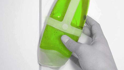 Bathbuddy fästs på väggen med en stark sugpropp