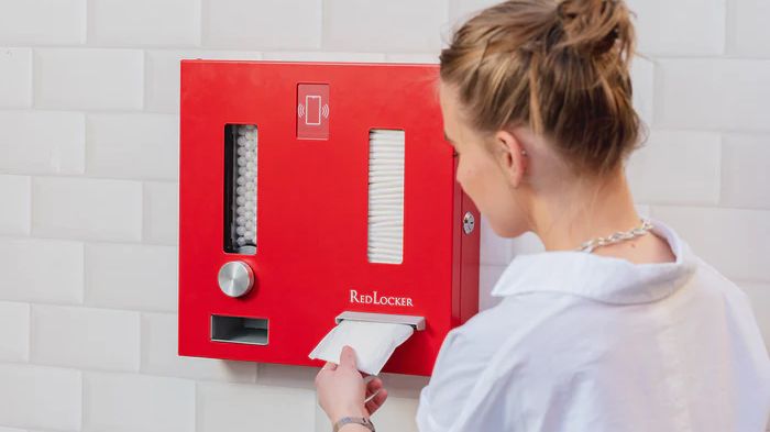 Redlocker delar ut mensskydd.