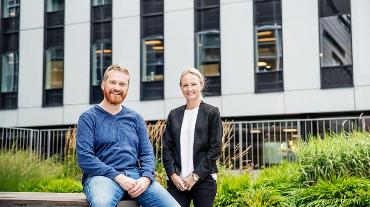 Daglig leder i Doro Care AS, Arvid Bakken og Cecilie Landgraff Bruusgaard, utleiesjef i Höegh Eiendom.