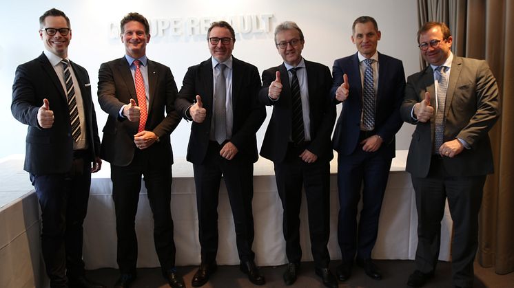 På foto ses fra venstre: Anders Wall, Sales Director, Gilles Normand, SVP Global Electric Vehicle, Olivier GAUDEFROY, Vice President of Renault, Henrik Isaksen, bestyrelsesformand, Torben Andersen, adm. Direktør og helt til højre Benjamin Rebisco