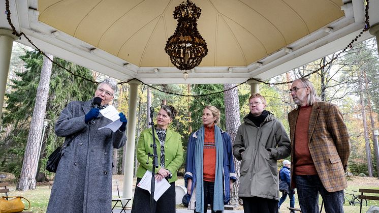 Från höger: Anette Stengård, enhetschef Bild och from Dalarna; Helena von Bergen, verksamhetsutvecklare på Bild och form Dalarna; Anna Asplind, koreograf; Albin Boman, journalist; Anders Telenius, biolog. 