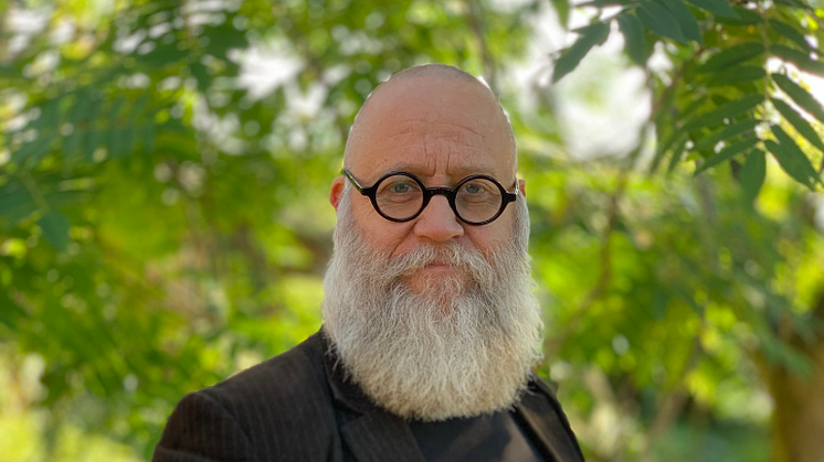 Fredrik Strömberg har jobbat på olika sätt med serier i över trettio år och nu har han lagt fram sin avhandling om serier vid Malmö universitet. Foto: Hanna Strömberg