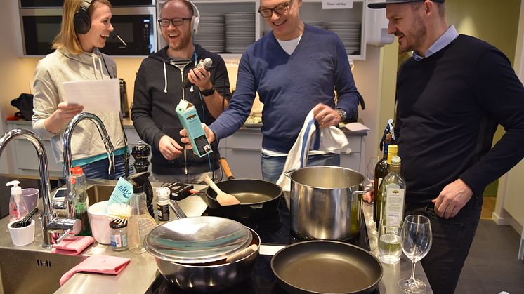 ​Petra Månström snackar vin i Maratonpodden