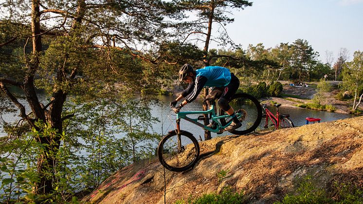 Leo Ranta på de spännande klipporna vid Bergsjöbadet.