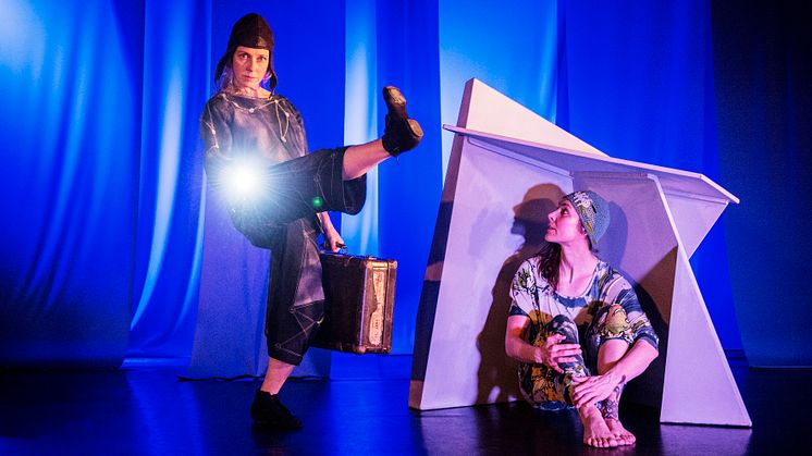 FIKA TITTA DANSA .- I min värld med Embla Dans & Teater