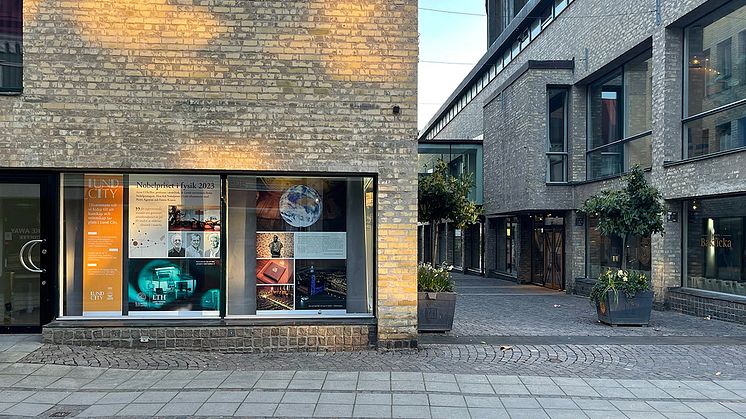 På hörnet Skomakargatan - Vårfrugatan sitter utställningen som är den första i nytt samarbete mellan Lunds universitet och Lund Citysamverkan för att synliggöra kunskap i Lund stadskärna. Foto Kumri Altunkaynak