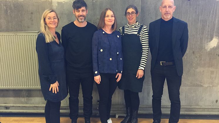 Medarbetare vid Rehab Station Stockholm. Från höger Jonas Sködberg VD, doktoranderna Emelie Butler Forslund, Lisa Bergmark och Tobias Holmlund samt Kerstin Wahman Op-chef för FoUU-enheten.