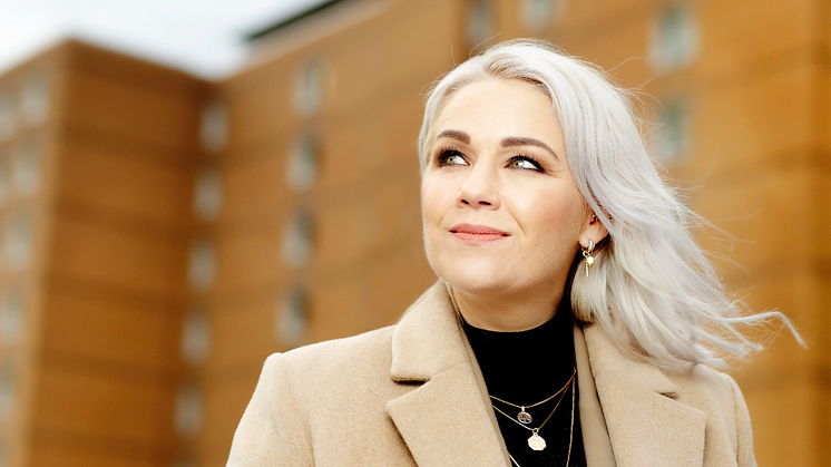 Maria Haukaas Mittet følger opp EP-en «Øyliv» med første låt fra del to av prosjektet «Øyliv/Byliv». Foto: Agnete Brun
