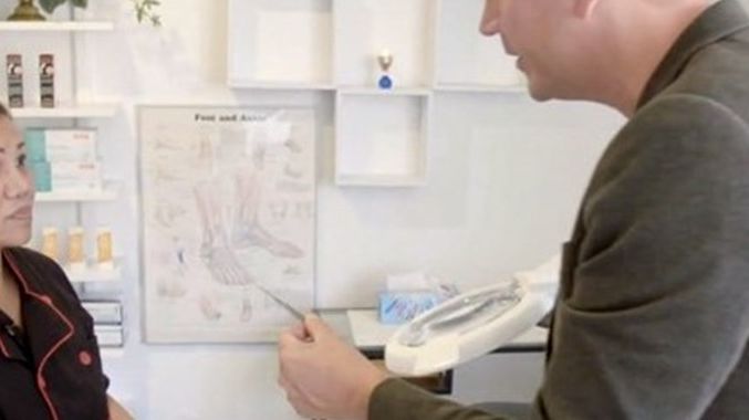 Linda Khuen Jacobsen, tidligere fodplejeelev i Skønhedshuset og nu fodplejer, fortæller, at hun fik besked på beskære hård hud på hælen af en diabetespatient, helt uden at have øvet sig først. (Foto fra udsendelsen)