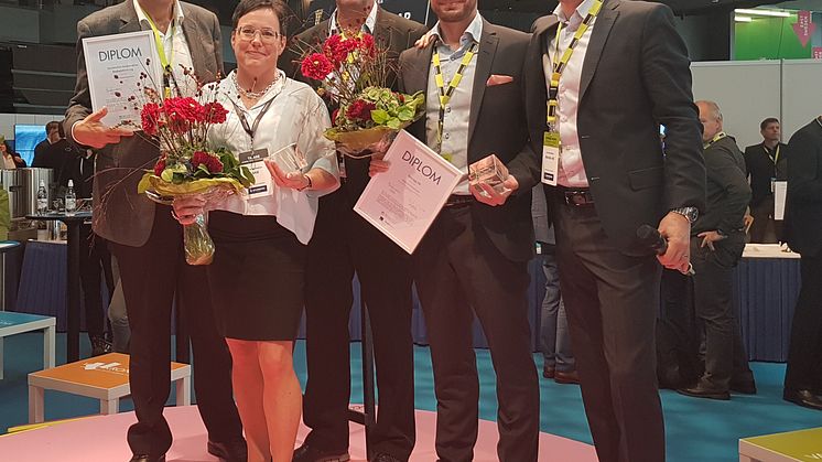 Claes Berglund, uthyrningschef SKB och Eva Nordström, vd SKB tillsammans med Ilija Batljan, som delade ut priset samt representant från Botrygg AB och Jon Svensson VD AktivBo