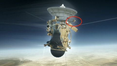 Rymdfarkosten Cassini med ett svenskt instrument ombord (i röd cirkel) åker in i Saturnus gasmassor den 15 september (bild: NASA)
