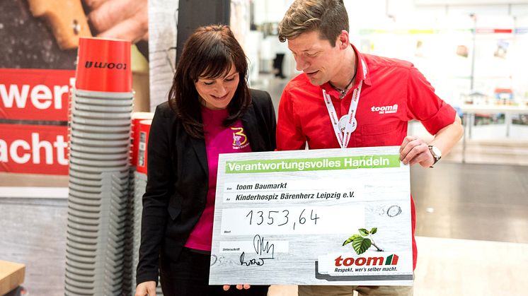 Toom Baumarkt sammelt für Bärenherz: Spendenaktion auf der Messe Haus-Garten-Freizeit