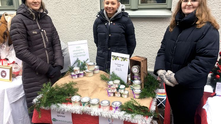 Ida Widman, inköps- och marknadsansvarig, Tilda Wessman, VD och ekonomiansvarig samt Emma Martinsson, kommunikations-, administrations- och försäljningsansvarig är hjärnorna bakom UF-företaget EcoCandle. 