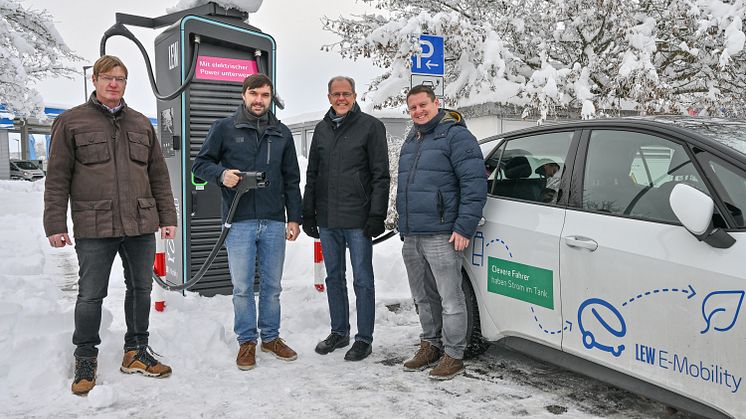 Tankstellenbetreiber Erich Werner, Manuel Holzmann, Assetmanager E-Mobility LEW, Bürgermeister Andreas Scharf und Michael Smischek, LEW Kommunalbetreuer (v.l.n.r.) weihen die neuen Schnellladesäulen in Graben ein.