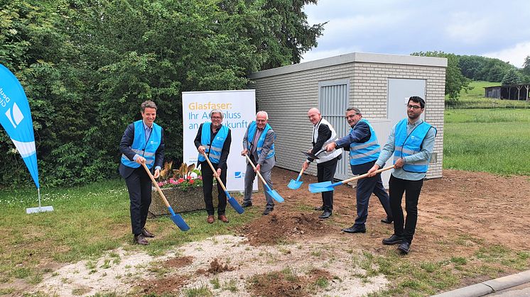 Anpacken für den Glasfaserausbau in Schaafheim: (v.l.) Marius Dallmann und Jochen Mogalle von Deutsche Glafaser, Bürgermeister Reinhold Hehmann, Frank Gey von ENTEGA und Landrat Klaus Peter Schellhaas nebst Projektmanager Theodoris Samalis. (DG)