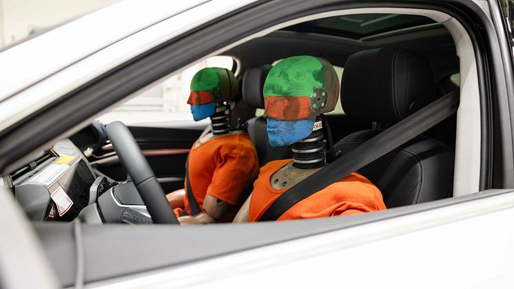 To crash-test dummies er klar til kollisionstest i Audi Vehicle Safety Center