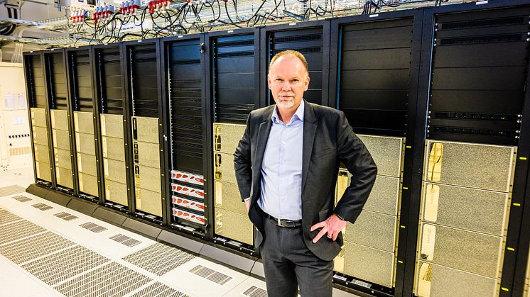 Anders Ynnerman, WASP:s programdirektör, framför AI-superdatorn Berzelius. 