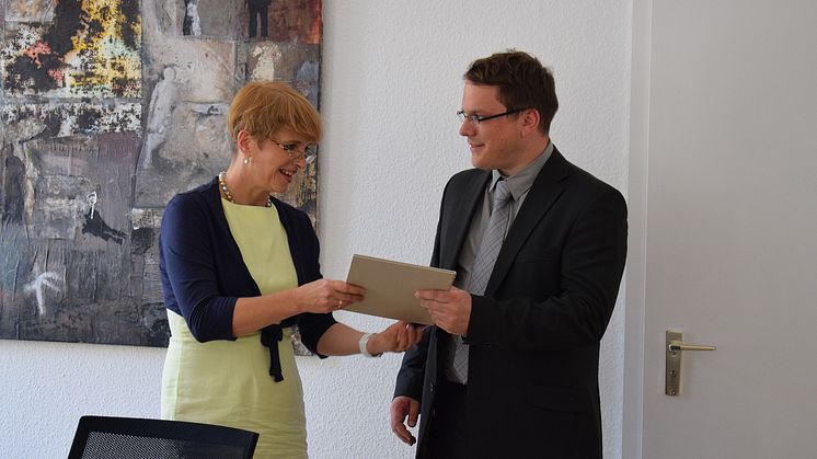 Wissenschaftsministerin Dr. Martina Münch überreicht Dr. rer. nat. Christoph Gerhard die Ernennungsurkunde. © MWFK