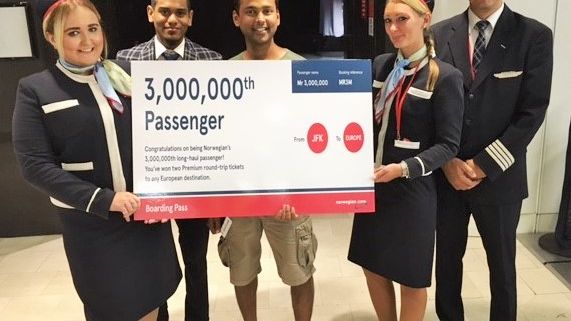 Norwegian's 3,000,000th Long-Haul Passenger, Naresh Airody (centre), with Members of the JFK-LGW Crew