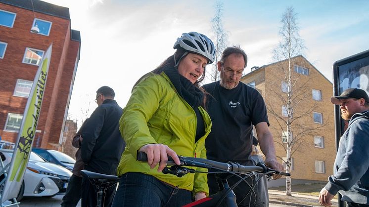 Maria Hannerfors provar en fatbike med el. Fotograf: Jim Sandstén, Sandstén media.