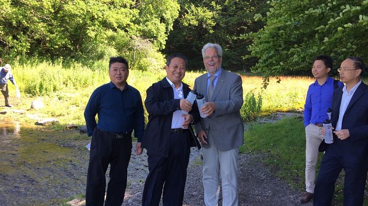 Borgmester Leon Sebbelin skåler med Borgmesteren fra Jinan City ved Ravnkilden.