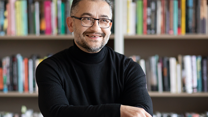 Bagir Kwiek är sakkunnig i KB:s arbete med att se över hur biblioteksverksamhet för romani chib kan främjas. Mellan 2019 och 2021 har han även uppdraget som romsk läsambassadör hos Kulturrådet. Foto: Susanne Kronholm/Kulturrådet
