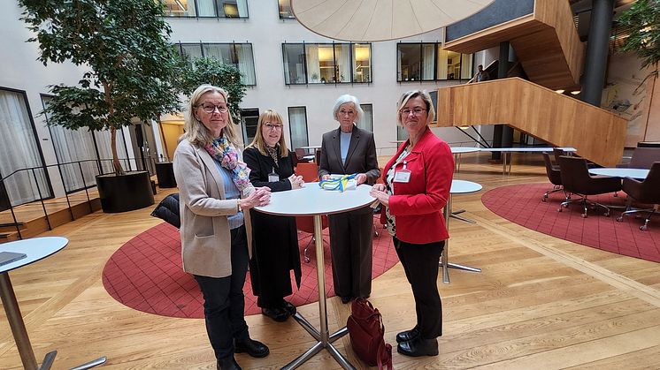 Från vänster: Eva-Maria Dufva, intressepolitisk chef, och Stina Nordström, generalsekreterare, Reumatikerförbundet, Acko Ankarberg Johansson, sjukvårdsminister, Lotta Håkansson, förbundsordförande, Reumatikerförbundet. Foto: publiceringsfritt