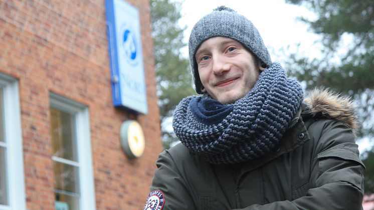 Fast Nicklas Karlsson kommer från betydligt sydligare breddgrader har han hittills trivts utmärkt i Övertorneå. Foto: Hannele Kenttä