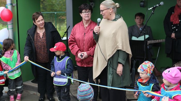 Bandet klipptes av förskolebarn tillsammans med rektor Susanne Olsson, kommunstyrelsens ordförande Pia Almström och utbildningsnämndens ordförande Camilla Mårtensen.