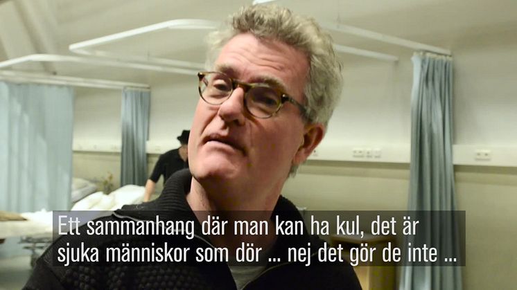 En vecka kvar till premiären på sjukhuskomedin Var god dröj! Videoklipp från repetitionerna