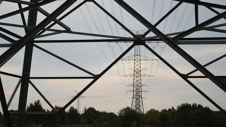 Nordfriesland: Die Westküstenleitung. Im Herbst soll der vierte von fünf Bauabschnitten in Betrieb genommen werden (Foto zeigt Westküstenleitung in Husum)