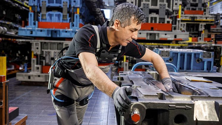At the Audi plant in Neckarsulm, the exoskeleton is applied for example when polishing a matrix in tool maintenance