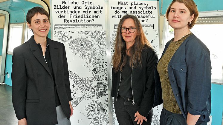 Martha Schwindling, Marlene Oeken und Gesine Oltmanns in der Ausstellung "Das Denkmal ist..." 