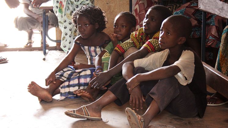 Barn tittar på film om malaria