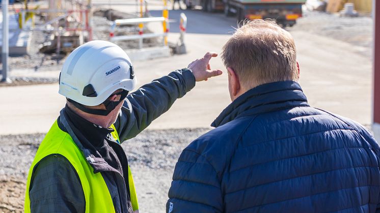 Lägenhetsmodulerna anländer med lastbil till byggarbetsplatsen.