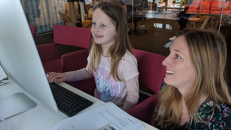 Telavox utvecklare, Sandra Olsson, coachar förhoppningsvis sin framtida kollega Thea.
