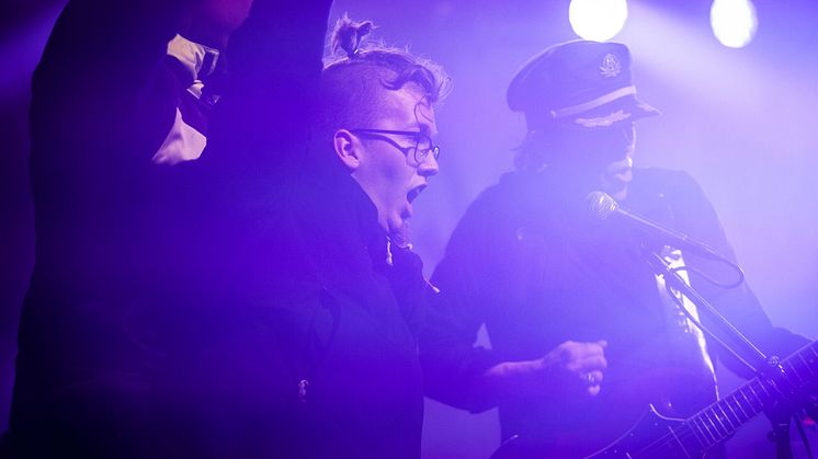 Ørjan Brevik ble løftet opp på scenen fra rullestolen og fikk rocke med Valentourettes under helgas Steinkjerfestival. Festivalen er en av mange som jobber aktivt med å tilgjengeliggjøre sitt arrangement. Foto: Ingelin Berg 