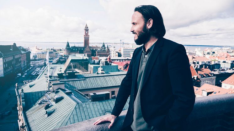 Christian Rydström vid Consid blickar ut över den nya etableringsorten för företaget, Helsingborg.