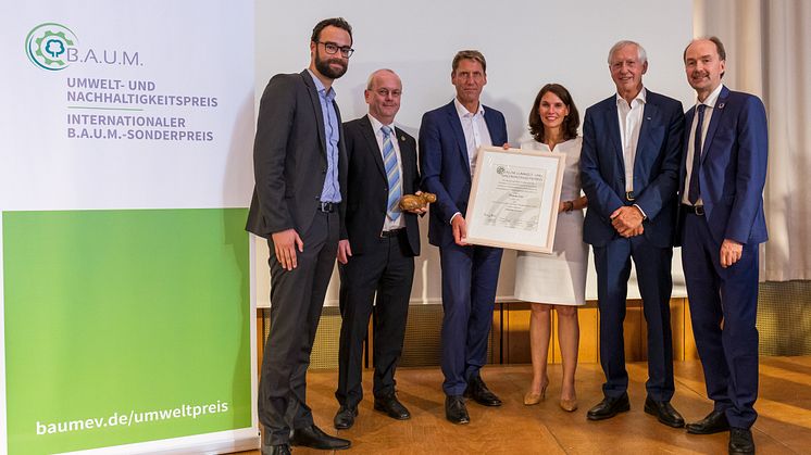 Image 5_GROHE_CEO Thomas Fuhr_Award Ceremony B.A.U.M._2019