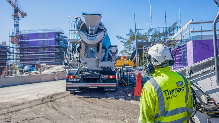 Med den nya appen Min Betong får kunderna push-notiser när betongbilen lämnar fabriken för leverans.   När betongen sedan levereras hanteras följesedlarna helt digitalt och kan sedan hämtas för nedladdning i kundportalen.